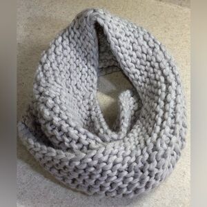 🌸🌸American Eagle Outfitters Soft Gray Knit Scarf